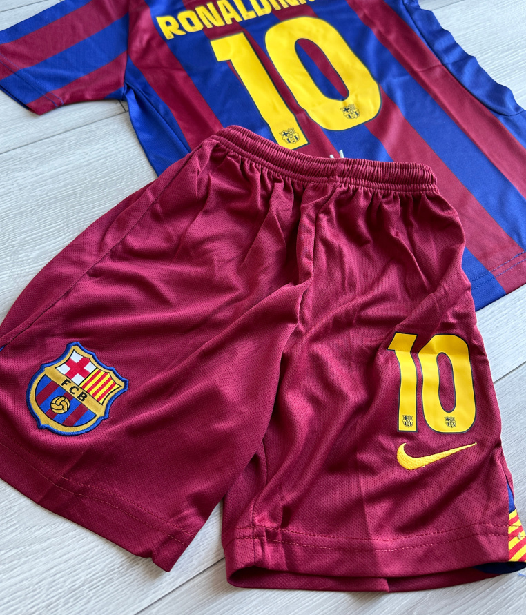 Barcelona Classic 2005-06 with  Ronaldinho 10 Kids KIT